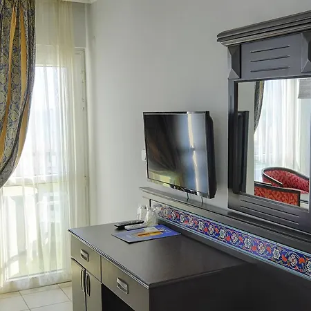 מלון Big Blue Sky אלאניה